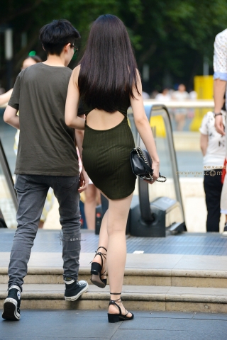 【静月街拍】露背裙少妇—（12P）