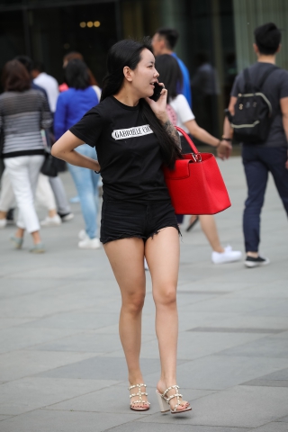 热裤少妇