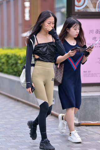 健美裤魔鬼身材小美女