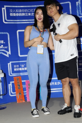蓝色瑜伽裤美女
