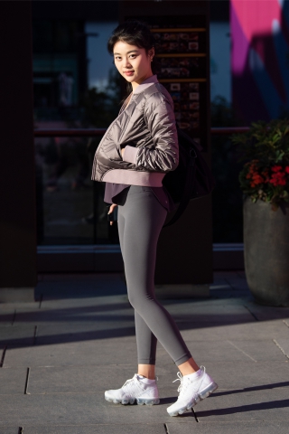 背着建美包，穿着健美裤去健身的美女