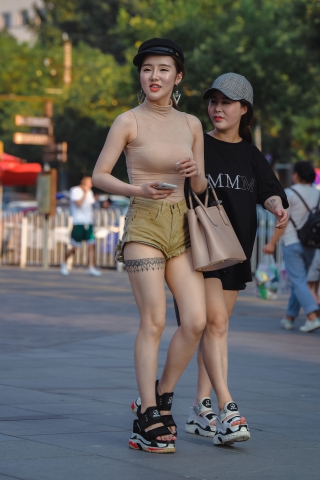 浅绿热裤大白腿