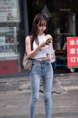 【慕容笙赛贴】在等车的小姐姐