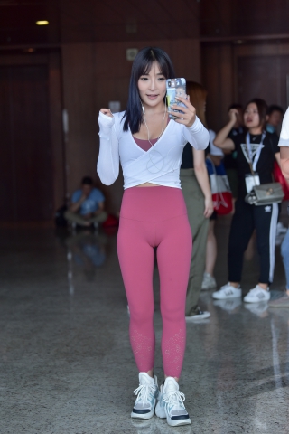 【赛德克赛帖】玩直播的甜美小姐姐  回头率真高