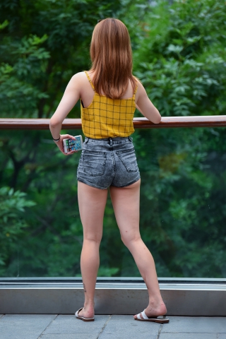 时尚大沿帽中腰热裤美女