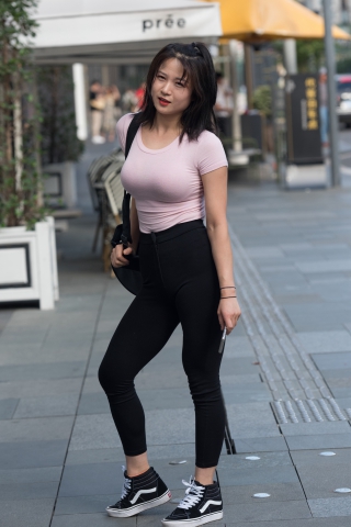 背包的美女