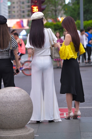 诱人的白裤小姐姐