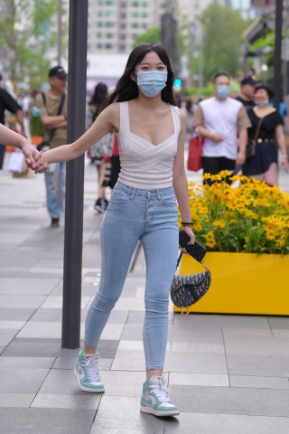 小背心，浅蓝色紧牛女友