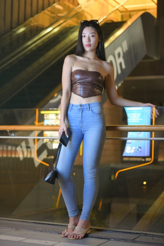 夜拍蓝色牛仔裤美女