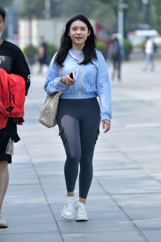 ★笑呵呵聊天紧身裤美女