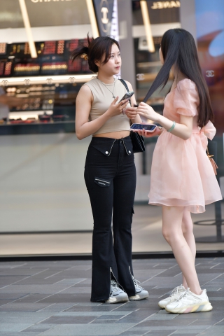 ★白皙黑色牛仔裤美女