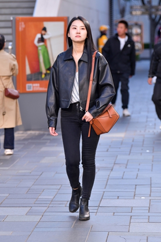&亭亭玉立黑牛仔裤美女