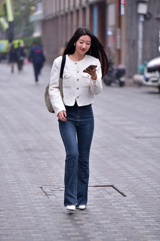 &微笑藏蓝牛仔裤美女