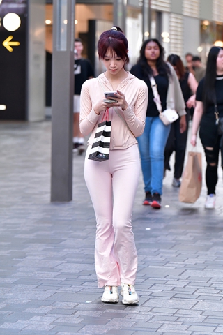 &青春米白紧身裤美女