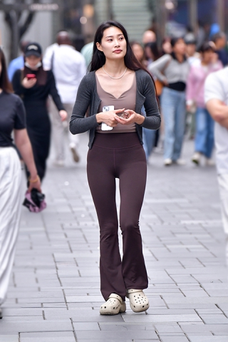 &披肩长发紧身裤美女