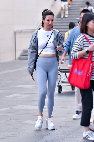 &紧身裤高挑美女