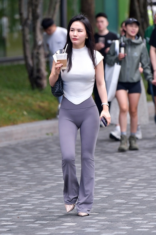 &漂亮紧身裤美女