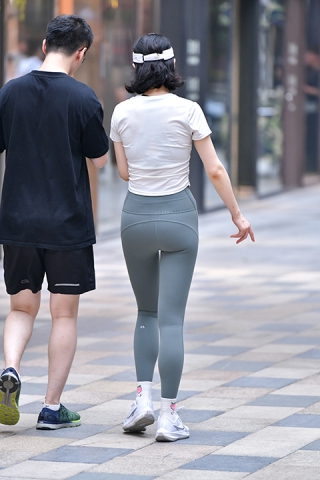 &苗条灰绿紧身裤美女