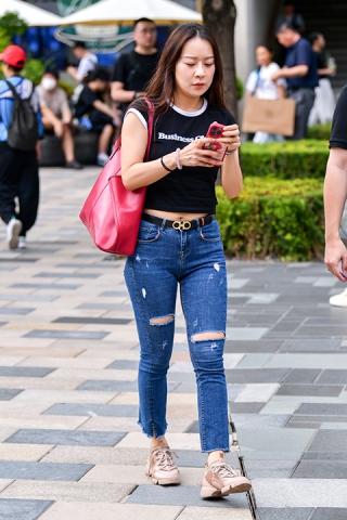 &破洞紧身牛仔裤美女