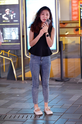 &苗条牛仔裤美女