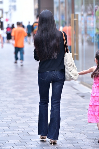 &红美甲辣妈牛仔裤美女