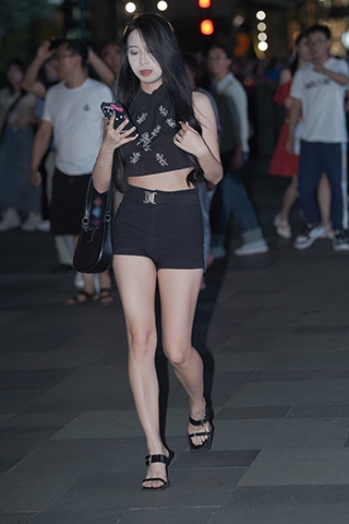 热裤小妹
