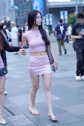 粉裙美腿