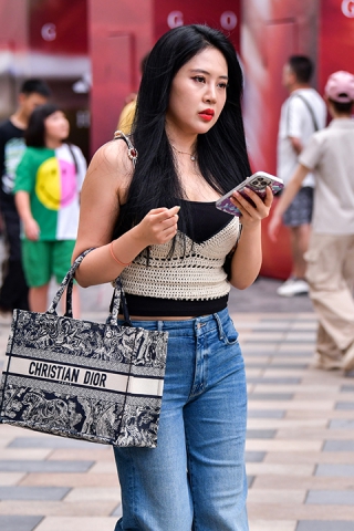 &吊带牛仔裤美女