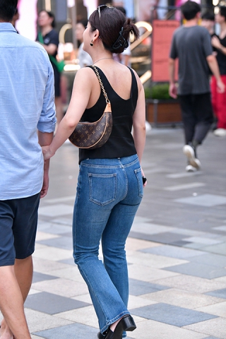 &藏蓝牛仔裤美女