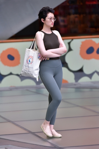 &短发干练瑜伽裤美女