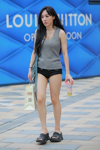 黑色热裤美女