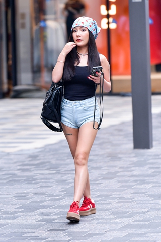 &头巾牛仔热裤美女