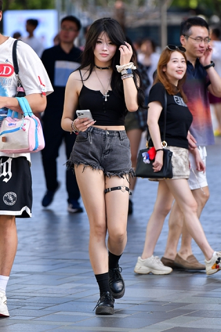 &爱心牛仔热裤美女