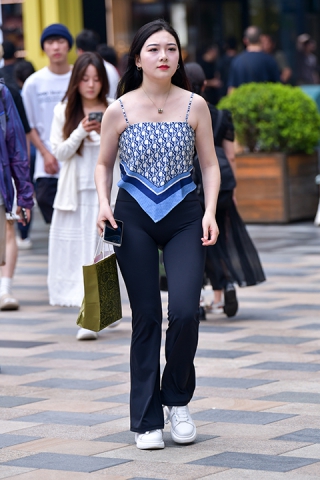 &白皙紧身裤美女