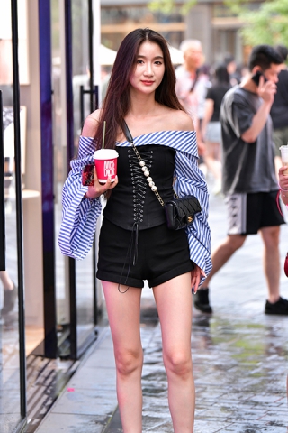 &香肩热裤美女