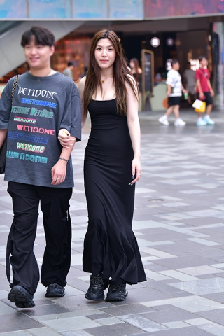 &黑色气质长裙美女
