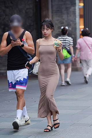 长裙美眉