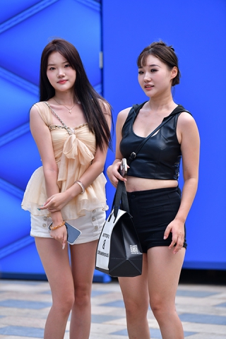 &姐妹热裤美女