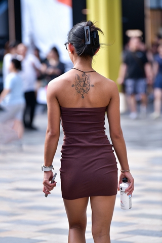 &绛紫短裙美女