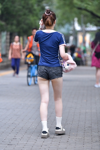 &靓丽热裤美女