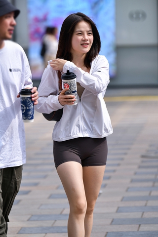 &运动瑜伽紧身短裤美女