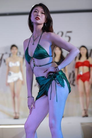 绿色泳装
